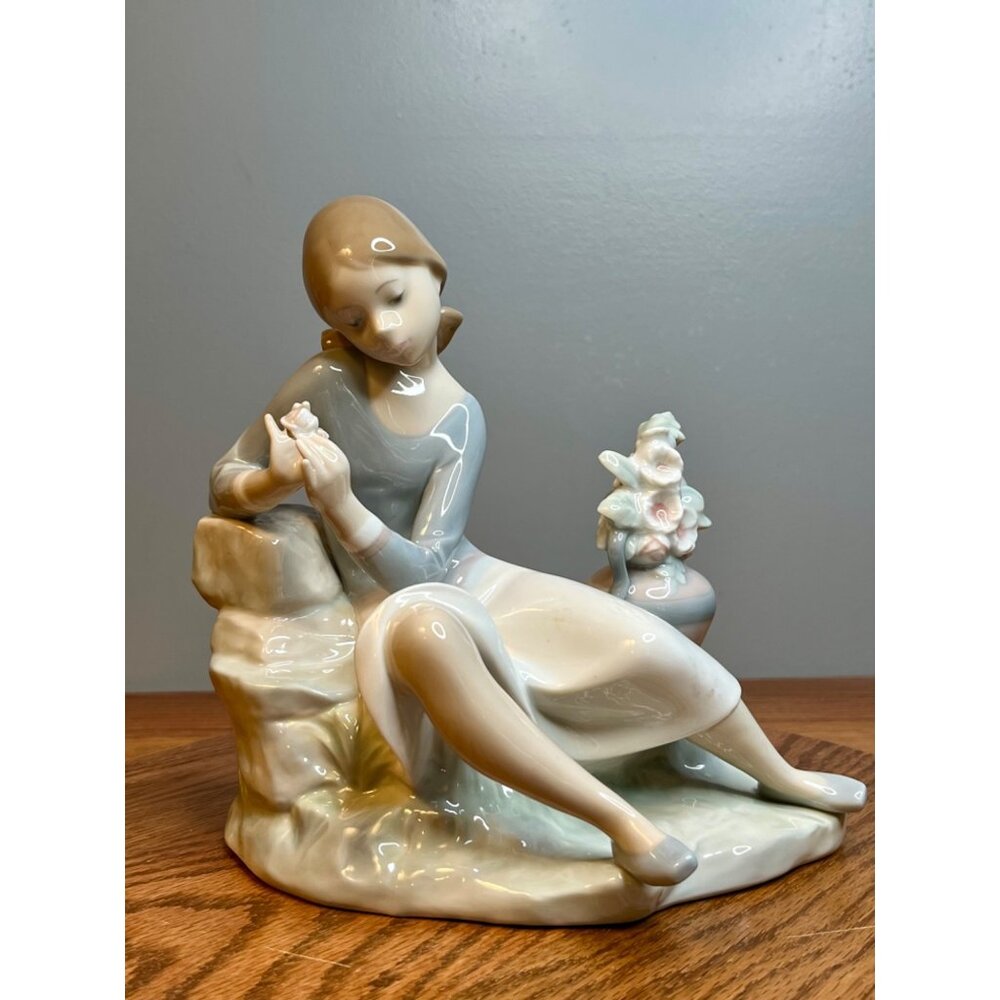 Lladro Rosalinda 4836G ~  Girl Sitting With Flower/ He Loves Me He Loves Me Not